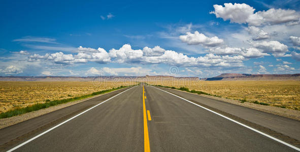 美国四角地区附近的沙漠公路.照片