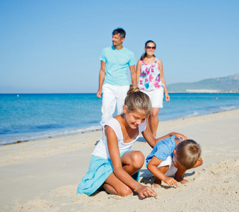 一家人在海滩上玩得开心