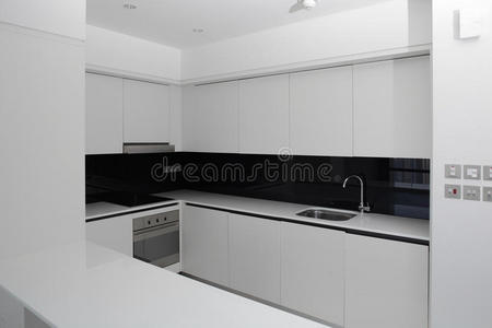 干净的白色欧式厨房图片