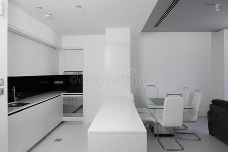 干净的白色欧式厨房