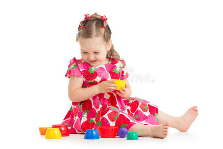 玩杯子玩具的小女孩