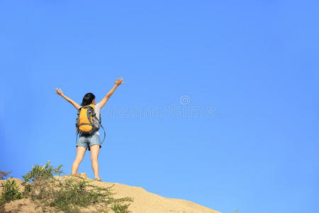 女登山者山峰图片