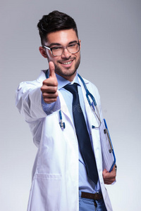 年轻的医生竖起大拇指微笑着