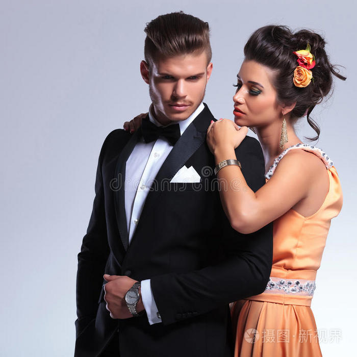 肩膀上男女背后的时尚情侣时尚情侣与女人牵手男人男人后面站着女人的