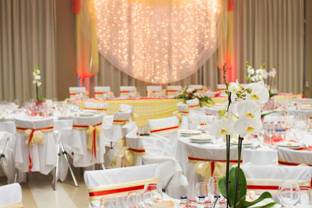 豪华婚宴的餐桌布置图图片