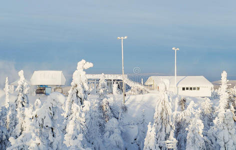 雪山顶滑雪电梯站