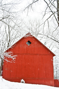冬季红色谷仓侧视图