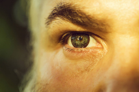 男性的眼睛与条纹的镜头