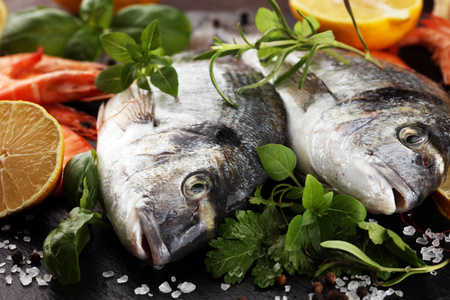 美味的鲜鱼。芳香草本香料和蔬菜的鱼健康食物饮食或烹调概念