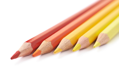 线的孤立的五个彩色铅笔