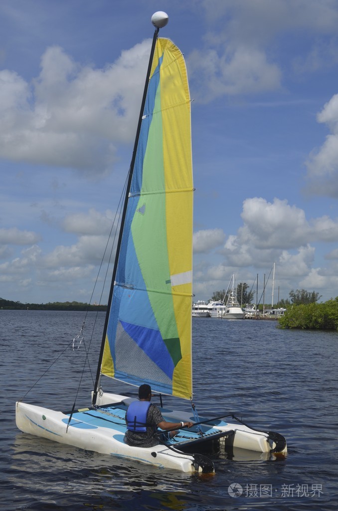 在美国佛罗里达州东南部的一条河流上的小帆船双体船