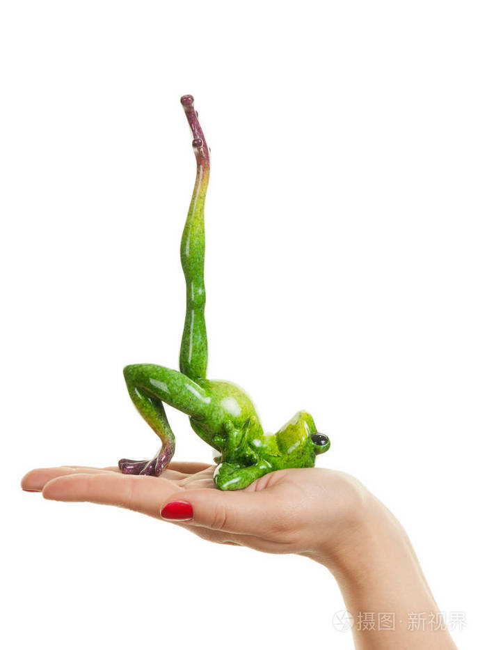 滑稽的肥胖青蛙健身, 平衡和锻炼概念在女性手