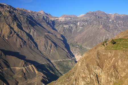 从秘鲁卡班康德附近俯瞰科尔卡峡谷