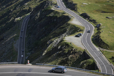 Transfagarasan 路, 一条铺设的山路横跨罗马尼亚的一条山脉南部