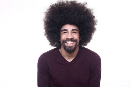 快乐的黑人和大卷发的美国男子图片