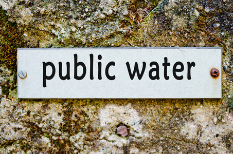 在老墙上的公共水