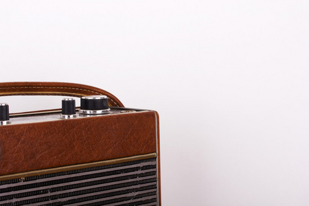 在木质表面上的旧复古风格收音机。