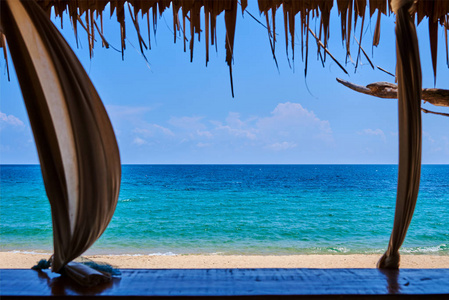 暑假的概念。在海滩背景空的木桌。白色的沙子, 绿松石的海洋和蓝天。夏天, 海滩, 大海, 放松, 聚会。用于显示产品或文本的模板