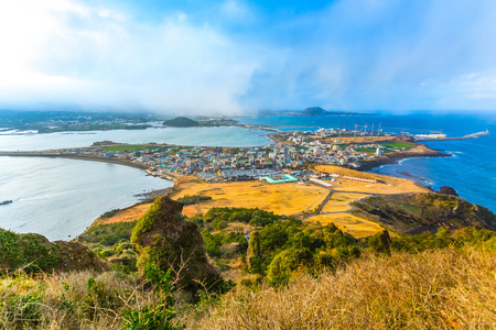 查看从韩国济州岛城山日出峰山