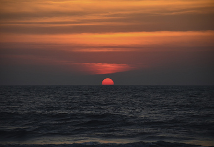 美丽夕阳红海上岛上图片