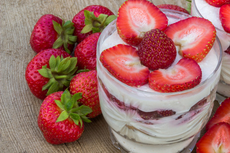 用奶油和新鲜的草莓甜点照片