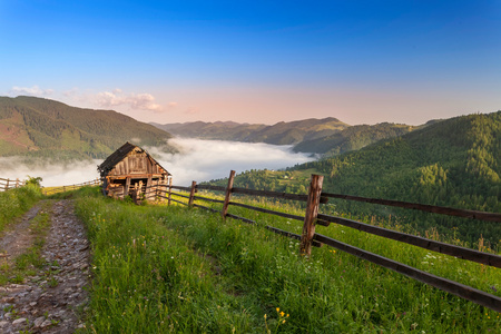 夏日风景。在乌克兰喀尔巴阡山村庄。戏剧性的天空