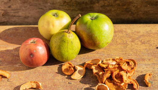 苹果和梨, 干果。在木板上