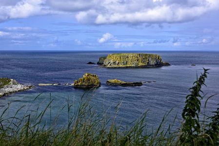 绵羊岛, 在 Ballintoy 附近的北部海岸的一个岛屿, 县安特里姆。从巨人的堤道上可查看