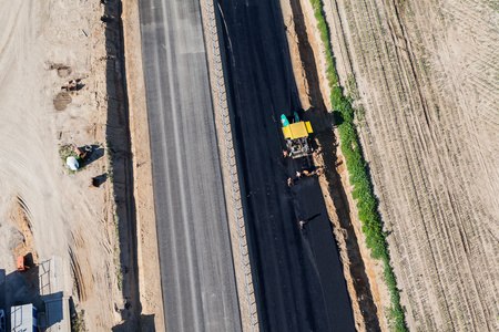 汽车在公路上的鸟瞰图