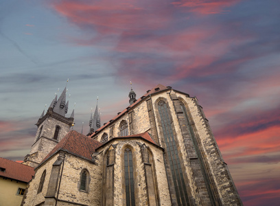 哥特式教堂的上帝的母亲的前面在捷克首都布拉格老城广场 Tyn