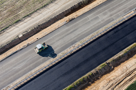 汽车在公路上的鸟瞰图