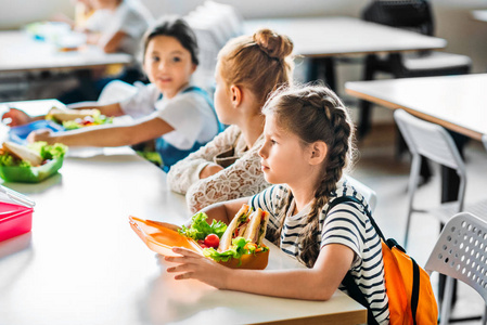 一群女学生一起在学校食堂吃午饭