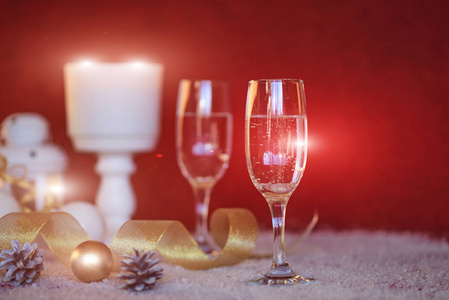 香槟杯上闪闪发光的节日背景。烟花在新年晚会和节日庆典的概念。两个 champagner 眼镜的照片背景与火花