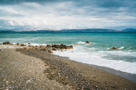 克里特岛, 希腊。海滩与岩石和峭壁以看法对海 ovean 在一个晴朗的天