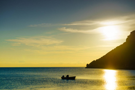 风景日出或日落在海表面, 小船停泊在海湾, 希腊