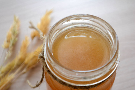 蜂蜜在桌上一个透明的罐子里