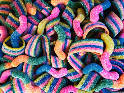 五颜六色的明亮的嚼糖糖果盖.彩虹丝带糖果.