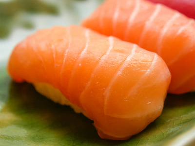 日本食物鲑鱼和金枪鱼寿司美味