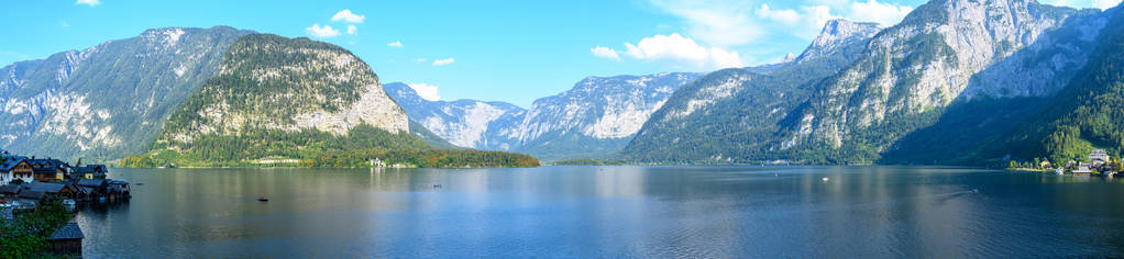 高山湖泊和哈尔施塔特镇的全景景色, 四周环绕群山