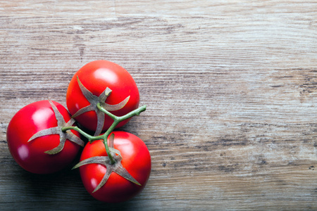 新鲜成熟的西红柿，木板背景，副本空间