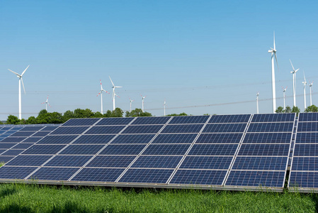在德国看到的太阳能电池板和风力发电厂