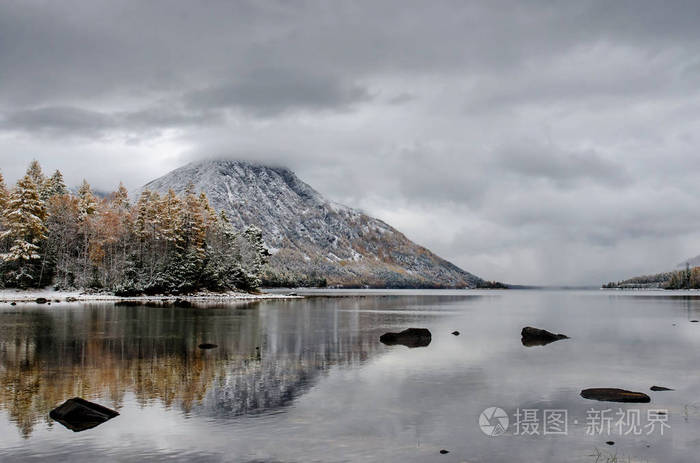 山湖 Froliha, 松树和石头与雪在镜子湖