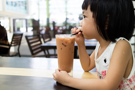 小女孩喝茅台的图片图片