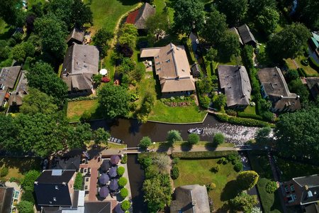 荷兰 Giethoorn 村鸟瞰图。Giethoorn 也叫 荷兰的威尼斯 并且年年接受大约800.000 个访客