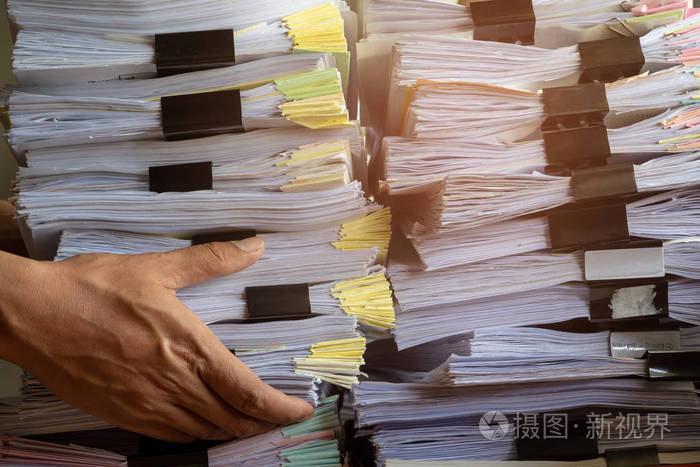 在办公室的文件柜中堆叠文件的速度照片-正版商用图片0s0285-摄图新视