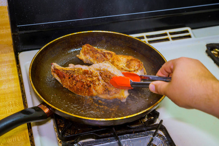 煎锅橄榄油煎两份脂肪多汁猪肉牛排