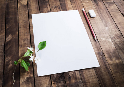 信纸样机空白信纸的照片: 信笺, 铅笔, 橡皮擦, 樱和绿色叶子的木材