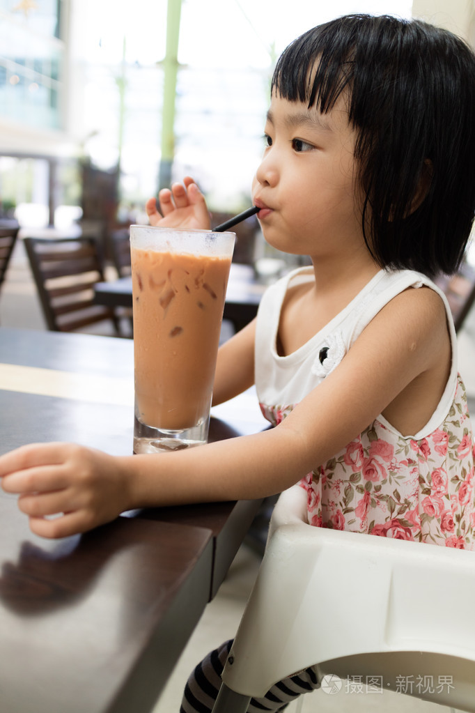亚洲中国小女孩喝冰奶茶