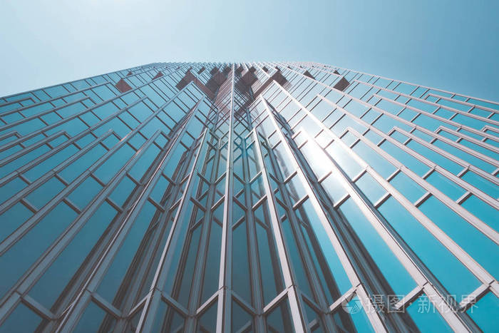 底部全景和透视对钢蓝色玻璃高耸大厦摩天大楼, 成功的工业建筑学的