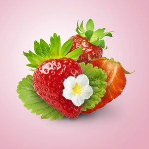 新鲜多汁草莓与绿色叶子隔绝在粉红色背景下, 创意高分辨率设计